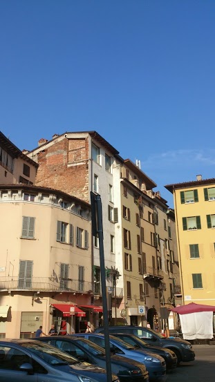 Investigatore privato nei vicoli a Brescia